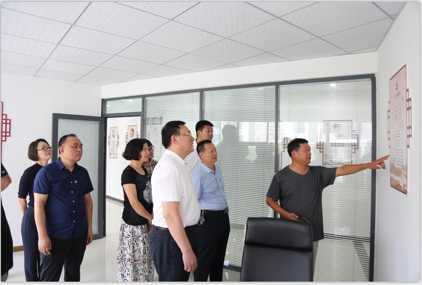 恒源熱力集團(tuán)積極開(kāi)展“雙報(bào)到”工作 向華城社區(qū)捐贈(zèng)辦公桌椅、巡邏車