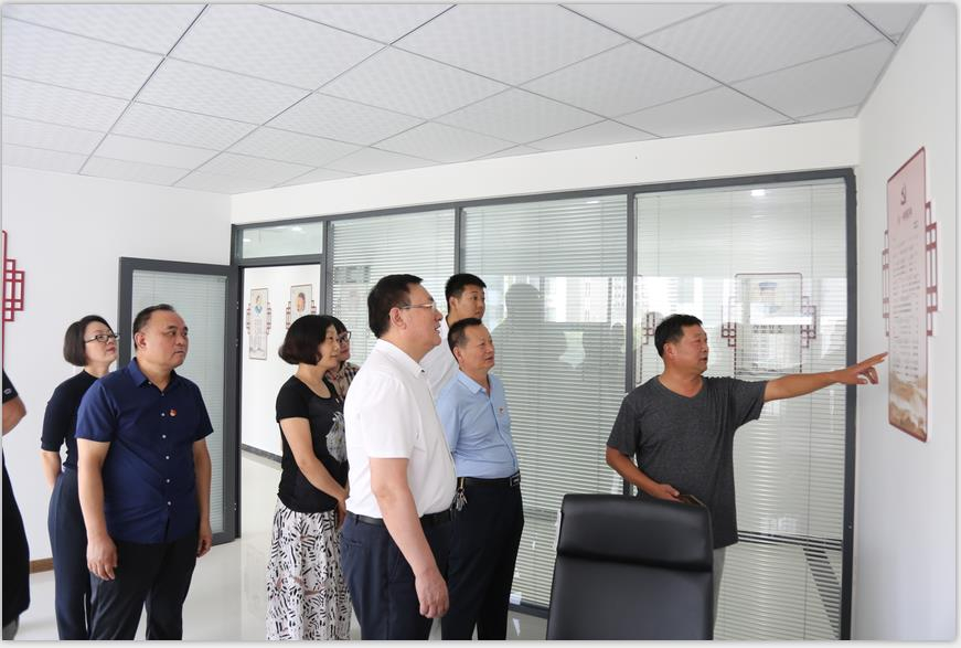 恒源熱力集團(tuán)積極開展“雙報(bào)到”工作 向華城社區(qū)捐贈(zèng)辦公桌椅、巡邏車