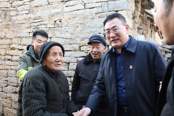 恒源熱力集團(tuán)公司黨委書記、董事長(zhǎng)王悅勤到第一書記幫扶村走訪慰問